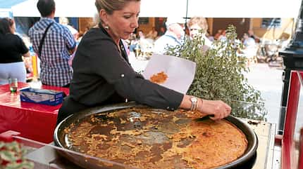 Ratgeber, Reise, Mobil-Tour, Frankreich, Côte d´Azur, Essen, Socca Die Socca wird über dem Holzfeuer gebacken
