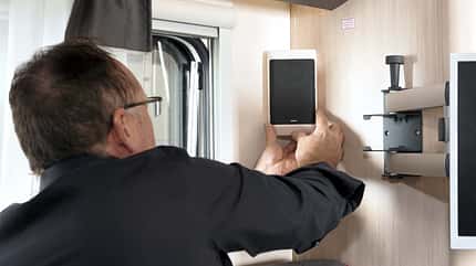 Eine gute Position für die Boxen im Wohnraum sind die Ecken an den Wänden von Bad und Küche. Eine gute Position für die Boxen im Wohnraum sind die Ecken an den Wänden von Bad und Küche.