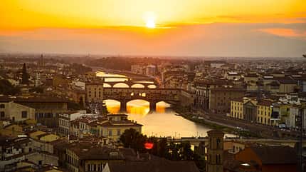 Arno, Ponte Vecchio, Piazzale Michelangelo, Florenz Von der Piazzale Michelangelo hat man den besten Ausblick auf Florenz.
