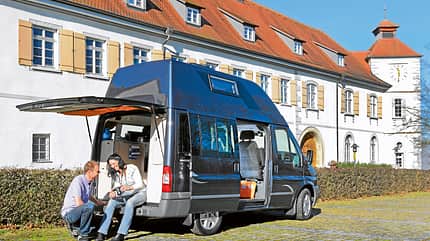 Bus, Frau, Mann, Haus, Wiese Campingbus-Typen 7