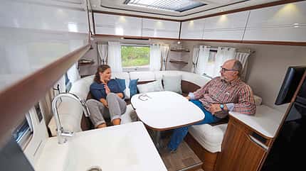 Kauf-Tipp, Reisemobile mit Hecksitzgruppe und Einzelbetten, Wohnzimmer Neben der Hecksitzgruppe hat der LV 7.8 LU ein zweites Wohnzimmer im Bug.