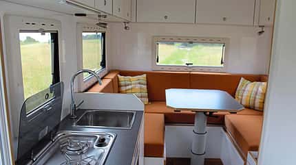 Kauf-Tipp, Reisemobile mit Hecksitzgruppe und Einzelbetten, robuster Möbel- und Kabinenbau Ein robuster Möbel- und Kabinenbau zeichnet den Woelcke Autark aus.