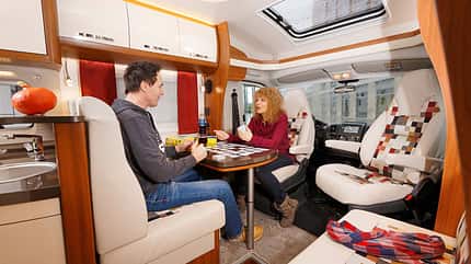 Supercheck Hobby Optima T 70 F, Seitenbank Mit der langen Seitenbank finden bis zu sechs Personen Platz.