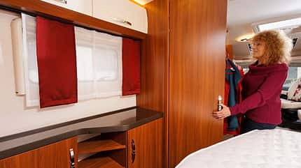 Supercheck Hobby Optima T 70 F, Kleiderschrank, Hängeschränke, Sideboard Der deckenhohe Kleiderschrank, zwölf Hängeschränke und ein Sideboard warten auf Beladung.