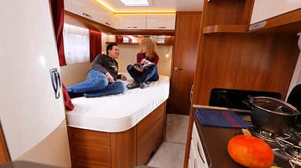 Supercheck Hobby Optima T 70 F, Längsbett Offenherzig zeigt sich das Längsbett und trägt so zum großzügigen Raumeindruck bei.