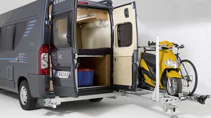 Sawiko, ein Tochterunternehmen von Alko, hat einen schwenkbaren Kastenwagen-Heckträger entwickelt: den Agito 150.