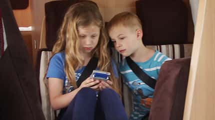 Kinder angeschnallt im Fahrzeug Kinder angeschnallt im Fahrzeug