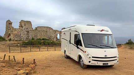 Heftadaption pro 11/16 Leser auf Tour Die promobil-Leser Georg und Esther Fausch berichten von ihrem Lieblingsplatz vor einer Burg im sonnigen Portugal.
