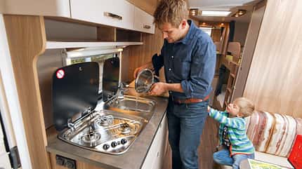 Caravan, Wohnmobil, Supertest, Bürstner Premio, Familien-Modell, lange Küche, kompakter Herd Küche im Bürstner Premio