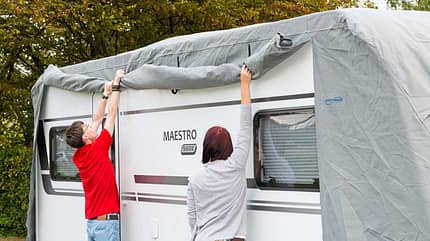 Speziell für Caravans konstruierte Schutzhüllen lassen sich über Reißverschlüsse seitlich öffnen.