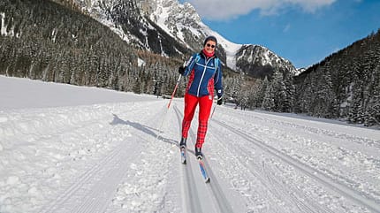Reise, Winter, Schnee, Wintersport, Skifahren, Südtirol, Dolomiten Loipe beim Biathlon-Stadion von Antholz führt über zugefrorenen See
