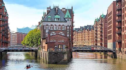 Untere Elbe, Altes Land, Hansestadt Hamburg Die nahe Hansestadt Hamburg.