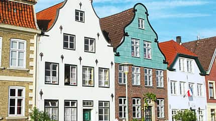 Untere Elbe, Altes Land, GLÜCKSTADT, Glückstädter Matjeswochen GLÜCKSTADT Mit seinen 12 000 Einwohnern ist dieser Ort schon wegen des hübsch umbauten Marktplatzes ein architektonisches Kleinod