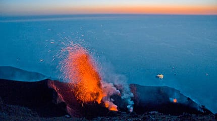 5 gute Gründe für Sizilien, Stromboli, aktivster Vulkan Europas Der aktivste Vulkan Europas spuckt regelmäßig Feuer.