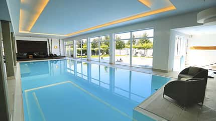 Campingplatz des Monats, Kur- und Feriencamping Max 1, Hallenbad, Außenbecken Hallenbad mit Außenbecken.
