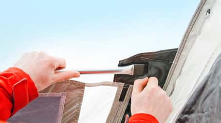 Vergleichstest, AUFBLASBARE VORZELTE, Einhängen, Querstreben Das Einhängen der Querstreben geht mit den Stahlstangen nicht so leicht von der Hand wie bei den aufblasbaren Streben.