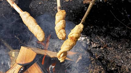 … um den Stock wickeln und über dem Feuer backen.