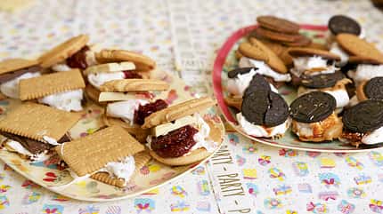 Am einfachsten kann man über einem Lagerfeuer Marshmallows mit Keksen zubereiten. Es bieten sich aus den Zutaten viele Kombinationsmöglichkeiten: Butterkeks-Schoko-Klassiker, Weiße Schokolade küsst Himbeerkringel, Oreo-Erdnussbutter-Sauerrei, Digestifkeks mit Edelbitter.