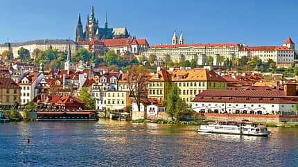 Die bevoelkerungsreichste Stadt Tschechiens an der Moldau mit der Prager Burg.