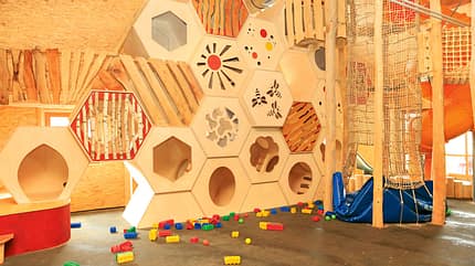 Campingplatz des Monats, Camping Wirtshof, Spielscheuer, Kletterwand Neue Spielscheuer mit Kletterwand
