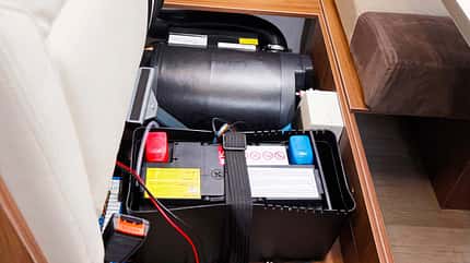Supercheck Pilote Galaxy 740 GJ, Heizung, Batterie, Ladegerät, Querbank Heizung, Batterie und Ladegerät sind kompakt und gut zugänglich in der Querbank installiert.
