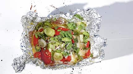 Lagerfeuer, Grillen, Kochen, Rezepte, Dessert, Auflaub, Urlaub, Wohnmobil, Wohnwagen, Bei den nächsten Rezepten werden einfach alle Zutaten in Alufolie verpackt und ins Feuer gelegt. Zum Beispiel: Feta-Fete: Fetakäse, Frühlingszwiebeln, Peperoni, getrocknete italienische Kräuter.