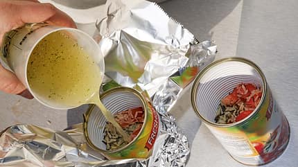 Lagerfeuer, Grillen, Kochen, Rezepte, Dessert, Auflaub, Urlaub, Wohnmobil, Wohnwagen, Mit Tomaten und Brühe kann Reis in einer Dose gegart werden.