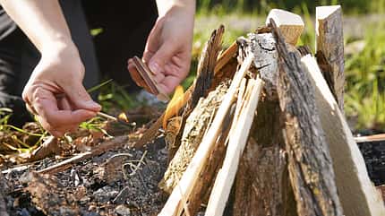 Lagerfeuer, Grillen, Kochen, Rezepte, Dessert, Auflaub, Urlaub, Wohnmobil, Wohnwagen, Wo darf ich Feuer machen? Illegales Feuermachen ist teuer. In Brandenburg beispielsweise gibt es Strafen bis zu 20 000 Euro. Außerhalb offizieller Feuerstellen erkundigen Sie sich vorher beim Ordnungsamt Ihrer Gemeinde. Offene Feuer mit weniger als 100 Meter Abstand zum Waldrand sind verboten, im Wald sowieso. Lassen Sie genügend Platz von der Feuerstelle zu Gebäuden und brandgefährdeten Materialien. Die Obergrenze für Höhe und Durchmesser des Brennstoffhaufens ist ein Meter. Beaufsichtigen Sie das Feuer, bis die Glut völlig erlischt, oder löschen Sie es vorher.