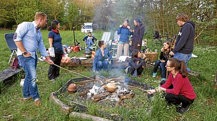 Lagerfeuer, Grillen, Kochen, Rezepte, Dessert, Auflaub, Urlaub, Wohnmobil, Wohnwagen, Bei unserem Test fanden wir es besser, bei Tageslicht zu kochen, um zu sehen, ob etwas verbrennt.
