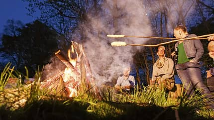 Lagerfeuer, Grillen, Kochen, Rezepte, Dessert, Auflaub, Urlaub, Wohnmobil, Wohnwagen, Ein solcher Kochabend am Lagerfeuer ist ein tolles Erlebnis für Puristen und Genießer.
