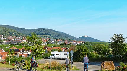 Pfalz, Picknick mit Aussicht, Weinberge, Hambacher Schloss, Stellplätze, St. Martin Links der Ort, geradeaus die Weinberge und das Hambacher Schloss