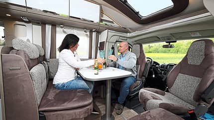 Supercheck, Dethleffs Magic Edition T 2 EB, Sitzgruppe, Heck Die Sitzgruppe wirkt sehr luftig und hell durch die beiden großen Dachfenster.