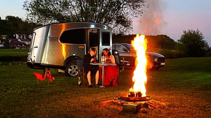 Impression Airstream, Abend, genießen Man lässt am Lagerfeuer den Tag Revue passieren.