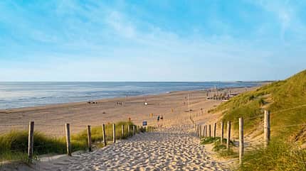 Der Campingplatz De Lakens bei Bloemendaal liegt nah am Wasser.