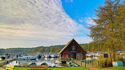 An der Marina Eldenburg gibt’s schicke Boote und regionalen Fisch.