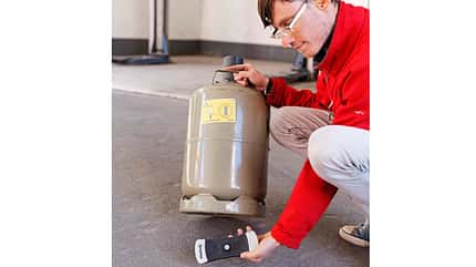 Gas-Füllstandsanzeige, riegelförmig, Gerät, magnetisch, Stahlflaschen, Aluflaschen, Adapter, Füllstand, Smartphone Das riegelförmige Gerät dockt magnetisch an Stahlflaschen an