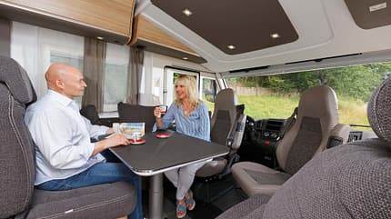 Adria Sonic 700 SL Plus, Tisch, Geselligkeitszentrum, Länge und Höhe verstellbar Dieser Tisch hier lässt sich längs, quer und in der Höhe einstellen.