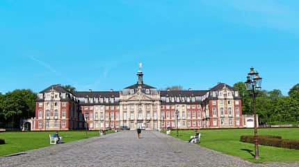 Münsterland, Schloss Münster, 1787, Westfälische Wilhelms-Universität Das großartige Schloss Münster von 1787 ist heute unter anderem Sitz der Westfälischen Wilhelms-Universität.