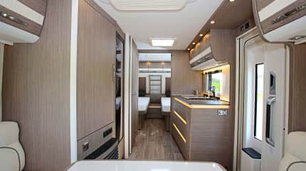Dethleffs Exclusiv 760 ER, Innenraum Schon der kleinste Exclusiv, der 550 ER, ist ein stattlicher Caravan.