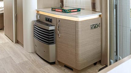 Dethleffs Exclusiv 760 ER, Heizung Der Deckel des Sideboards ist für den Heizungsservice klappbar. Rechts ist Stauraum.
