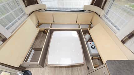 Dethleffs Exclusiv 760 ER, Sitztruhe, Technik Die linke Sitztruhe ist fast vollständig von Technik belegt, nur die hintere ist ganz frei.