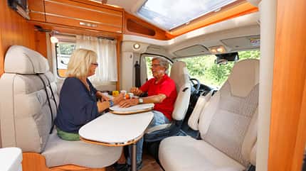 Hymer Van 374, Sitzgruppe Helle Polster- und Möbeldekors sowie das große Dachfenster sorgen für eine luftig-frische Atmosphäre.