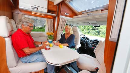 Laika Ecovip 305, Sitzgruppe Luxus und Gediegenheit verbreitet die größere und komfortablere Laika-Sitzgruppe.