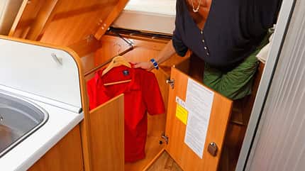 Hymer Van 374 , Kleiderschrank Klappdeckel und Beleuchtung helfen beim Kleiderzugriff.