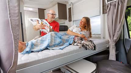 Das Hubbett vorn lässt sich bis auf die Sitze herabsenken und dient sich so mit großer Kopffreiheit und bequemem Einstieg als Elternschlafzimmer an.