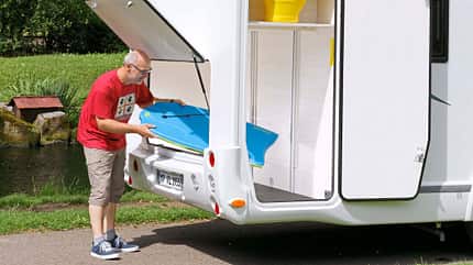 Große Garage mit deckenhohem Teilbereich auf der rechten Seite.