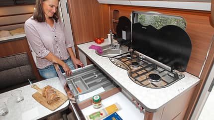 LMC Vivo 520 K, Küche Küchenblock mit großen Schubladen und einem Regal, das optional mit einem Apothekerauszug bestückt werden kann.