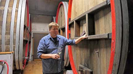Hegelheim, Wein Pflegt fässerweise gute Tropfen: Kellermeister Martin Schneider von der Winzergenossenschaft in Hügelheim.