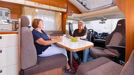 Um die einzelne Standsäule des Tischs bleibt viel Beinfreiheit.  Das Dachfenster über dem Fahrerhaus kostet 1249 Euro extra. 