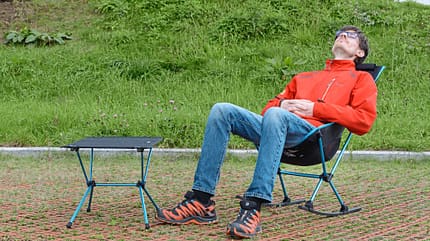 Schaukelstuhl, Tisch, Fußablage Die beiden Kufen machen aus dem „Chair two rocker“ einen Schaukelstuhl. Der Tisch lässt sich übrigens auch als Fußablage benutzen.